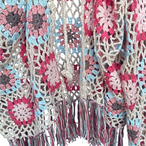 Crochet Shawl with granny square pattern and fringe with a tie closure. - Picture 3 of 8